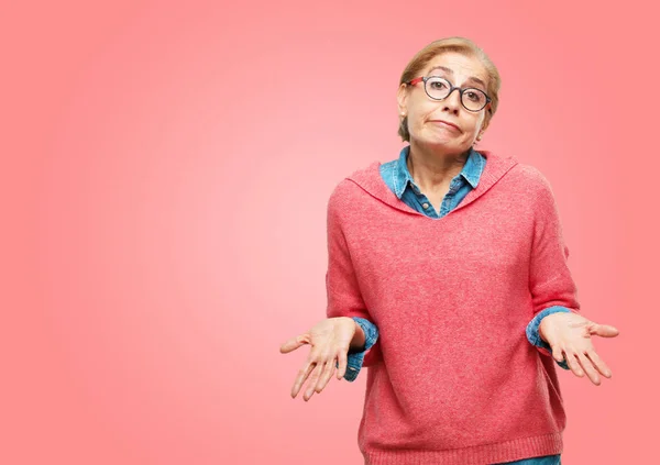 Mooie Senior Vrouw Met Een Spottende Verward Look Twijfelen Tussen — Stockfoto