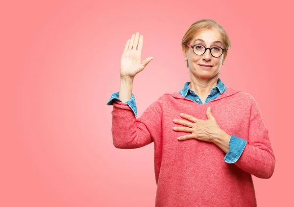 Hermosa Mujer Mayor Sonriendo Con Confianza Mientras Hace Una Promesa — Foto de Stock