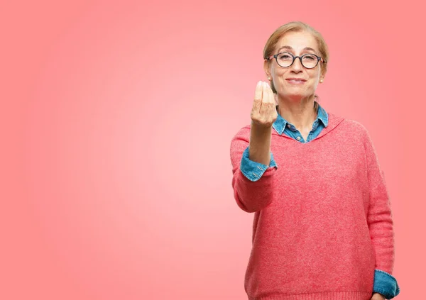 Schöne Seniorin Sieht Glücklich Stolz Und Zufrieden Aus Gestikuliert Mit — Stockfoto