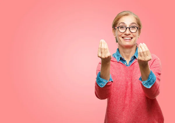 Schöne Seniorin Sieht Glücklich Stolz Und Zufrieden Aus Gestikuliert Mit — Stockfoto