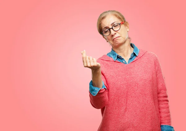 Mooie Senior Vrouw Zoek Triest Ongerust Absoluut Met Lege Handen — Stockfoto