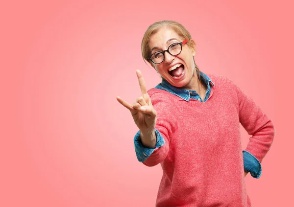 Hermosa Mujer Mayor Cantando Rock Bailando Gritando Haciendo Gestos Una — Foto de Stock