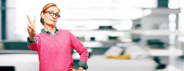 Hermosa Mujer Mayor Con Una Expresión Orgullosa Feliz Segura Sonriendo — Foto de Stock