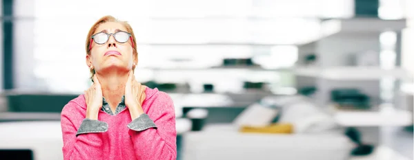 Hermosa Mujer Mayor Que Parece Poco Entusiasta Aburrida Escuchando Algo — Foto de Stock