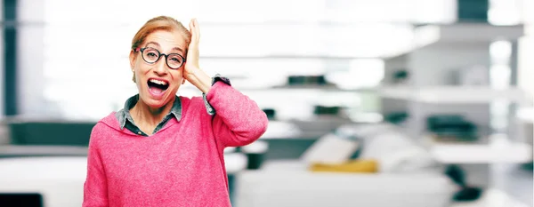 Mooie Senior Vrouw Die Gelukkig Realiseren Van Sommige Goed Verrassend — Stockfoto