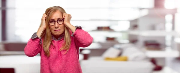 Bella Donna Bionda Adulta Che Guarda Stressata Frustrata Guarda Verso — Foto Stock