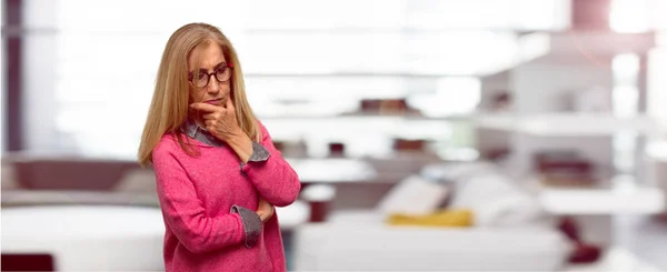 Hermosa Mujer Rubia Adulta Con Una Mirada Confusa Reflexiva Mirando —  Fotos de Stock