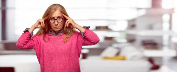 Bella Donna Bionda Adulta Con Uno Sguardo Confuso Premuroso Guardando — Foto Stock