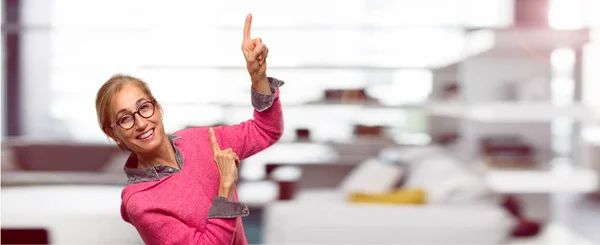 Mulher Loira Adulta Bonita Sorrindo Dançando Para Diversão Música Disco — Fotografia de Stock