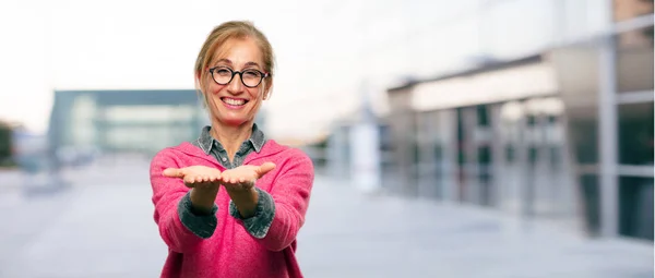 Schöne Erwachsene Blonde Frau Mit Zufriedenem Gesichtsausdruck Die Mit Beiden — Stockfoto