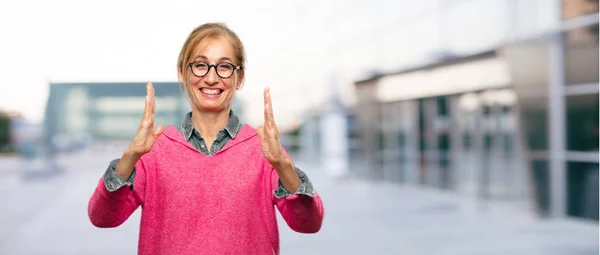 Vackra Vuxen Blond Kvinna Leende Med Nöjd Uttryck Som Visar — Stockfoto