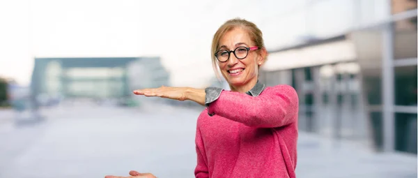 Krásná Pro Dospělé Blondýnka Usmívající Spokojeným Výrazem Zobrazení Objektu Nebo — Stock fotografie