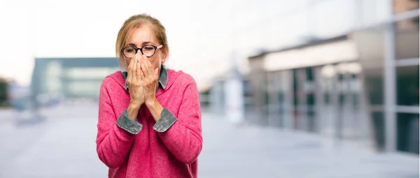 Güzel Yetişkin Sarışın Kadın Hasta Ateşli Duygu Coughing Soğuk Algınlığı — Stok fotoğraf