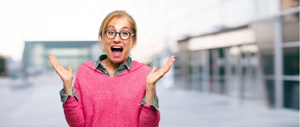 Bella Donna Bionda Adulta Con Una Felice Espressione Sorpresa Occhi — Foto Stock