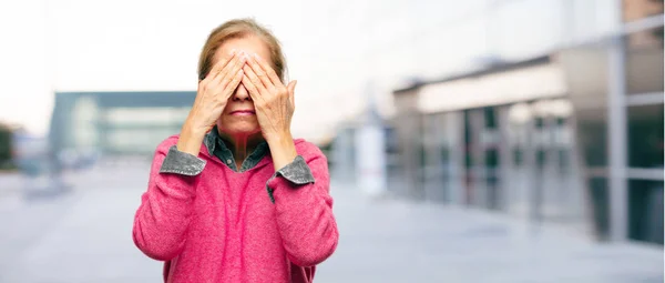 Vackra Vuxen Blond Kvinna Med Allvarlig Rädd Skrämd Uttryck Som — Stockfoto