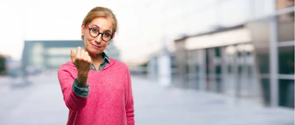 Schöne Erwachsene Blonde Frau Die Mit Stolzem Zufriedenem Und Glücklichem — Stockfoto