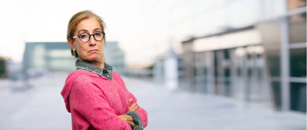 Bella Donna Bionda Adulta Con Espressione Orgogliosa Felice Sicura Accettare — Foto Stock