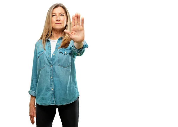 Senior Schöne Frau Signalisiert Stop Mit Der Handfläche Nach Vorne — Stockfoto