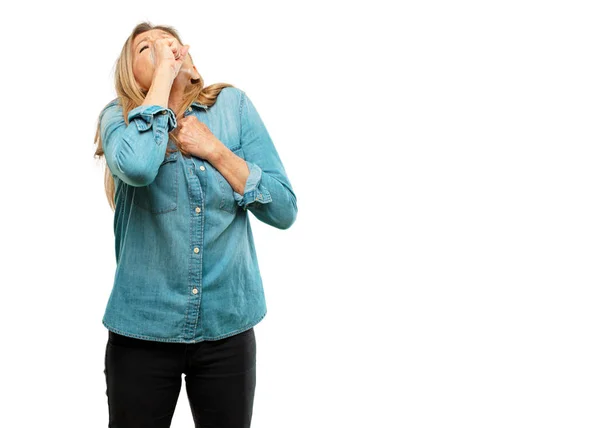 Anciana Hermosa Mujer Tosiendo Sufriendo Una Enfermedad Invierno Como Resfriado — Foto de Stock