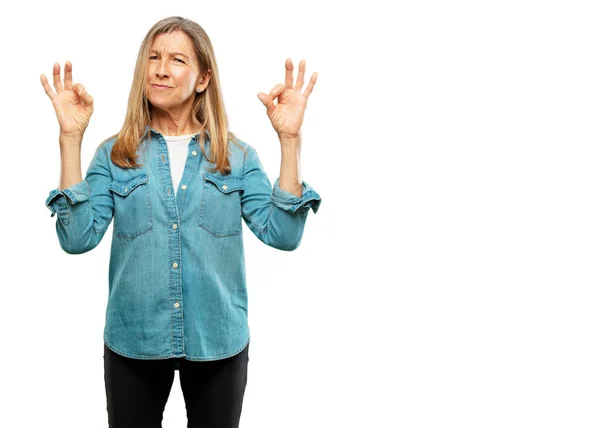 Senior Schöne Frau Die Eine Ordnung Oder Okay Geste Anerkennend — Stockfoto