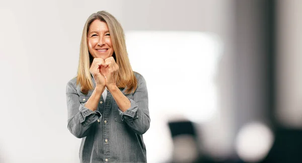 Mulher Bonita Sênior Sorrindo Olhando Feliz Apaixonado Fazendo Forma Coração — Fotografia de Stock