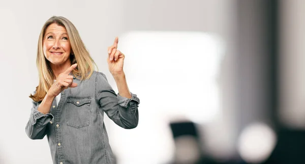 Mulher Bonita Sênior Gesticulando Vitória Com Olhar Feliz Orgulhoso Satisfeito — Fotografia de Stock