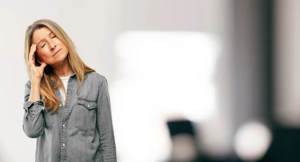 Äldre Vacker Kvinna Ser Stressad Och Frustrerad Med Slutna Ögon — Stockfoto