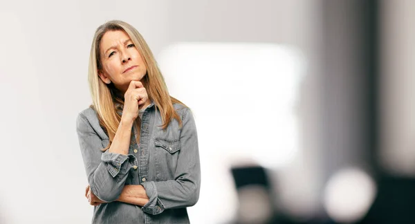 Senior Schöne Frau Mit Einem Verwirrten Und Nachdenklichen Blick Seitwärts — Stockfoto