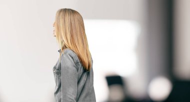 gülümseyen ve yukarı doğru seyir gökyüzüne doğru ya da nereye gazeteci bir kavram ya da mesaj yer noktaya güzel kadın kıdemli. Yan Dikiz.