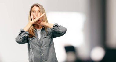 Her iki el ile güzel kadın kıdemli önünde ağız sessiz kalma ve gizli tutmak için geçti.