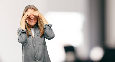 Muhtemelen ağlayan gözler sürpriz ve hayret ya da korku, güvensizlik, sürtünme üst düzey güzel kadın.