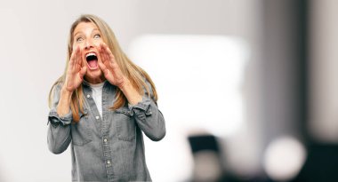 deli gibi yüksek sesle bağırarak, sinirli bir ifade ile el ile arama, büyük bir duyuru iletişim güzel kadın kıdemli.