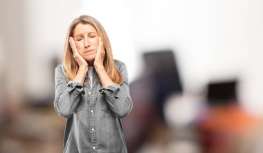 Güzel kadın kıdemli hayal kırıklığı ve yenilgi hüzünlü bir bakışla bakıp depresif, üzüntüsüne umutsuz ve sefalet içinde.