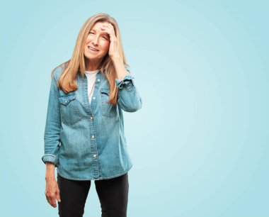 güzel kadın kıdemli poz