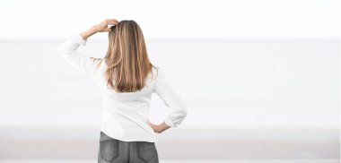 güzel kadın kıdemli el ve etkileyici. tam vücut görünümü