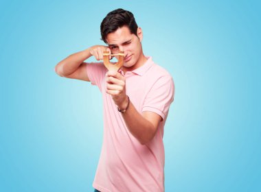 bir sapan ile genç tabaklanmış yakışıklı