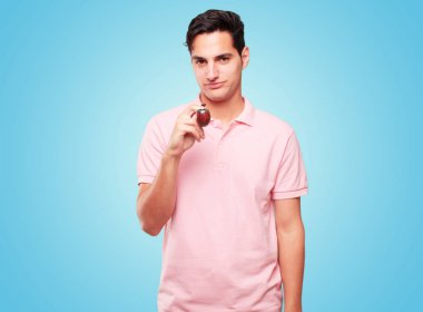 bir duman vintage boru ile genç tabaklanmış yakışıklı