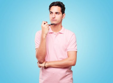 bir duman vintage boru ile genç tabaklanmış yakışıklı