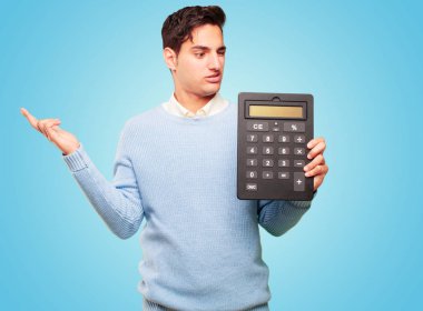 bir hesap makinesi ile genç tabaklanmış yakışıklı