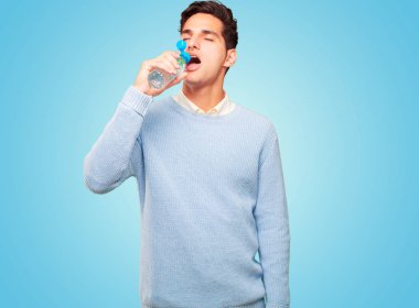 Genç tabaklanmış yakışıklı su şişesi