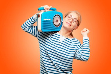 vintage radyo ile üst düzey güzel kadın