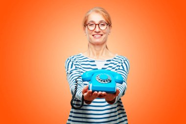 vintage bir telefon ile üst düzey güzel kadın