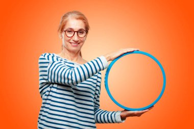 bir çerçeve ile üst düzey güzel kadın