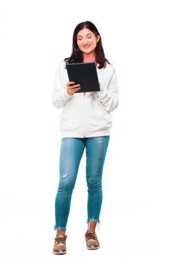 bir değmek perde tablet ile genç güzel kadın