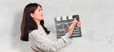 bir sinema clapper olan güzel kadın