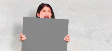 bir afiş ile genç güzel kadın