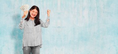 Genç güzel kadın ödeme, satın alma veya para kavramı