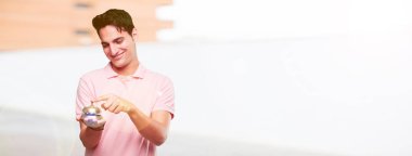 bir halka bell ile genç tabaklanmış yakışıklı