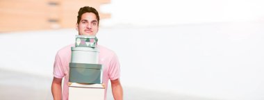 hediye kutuları konsepti ile genç tabaklanmış yakışıklı