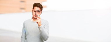 bir büyüteç ile genç tabaklanmış yakışıklı